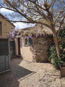 een huis met paarse bloemen erop bij Mazet indépendant Tavel - Le Mas de l Acacia in Tavel