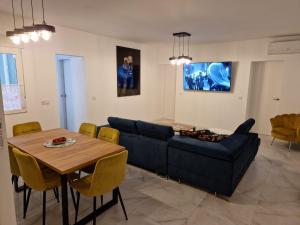 a living room with a blue couch and a table at Apartament Meduza in Alicante