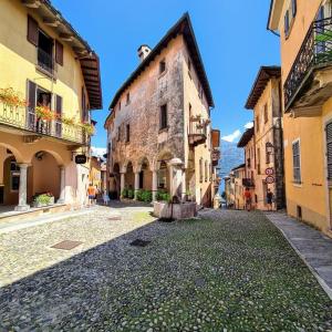 eine Kopfsteinpflasterstraße in einer Altstadt mit Gebäuden in der Unterkunft Verdelago in Cannobio