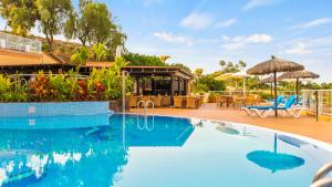 - une piscine dans un complexe avec un restaurant dans l'établissement Wyndham Residences Costa Adeje, à Adeje