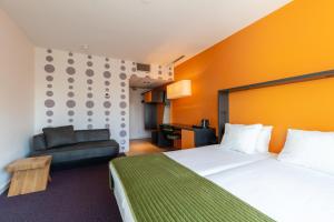 Postel nebo postele na pokoji v ubytování Amrâth Airport Hotel Rotterdam