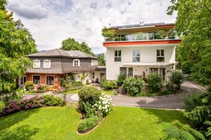 een luchtzicht op een huis met een tuin bij Apartments im Garten - Haus Anna in Graz