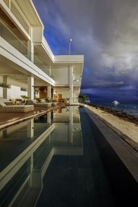 uma casa com piscina junto à praia em Burgos Reef Boutique Resort 