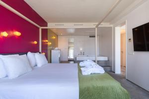 Postel nebo postele na pokoji v ubytování Amrâth Airport Hotel Rotterdam