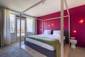 Postel nebo postele na pokoji v ubytování Amrâth Airport Hotel Rotterdam