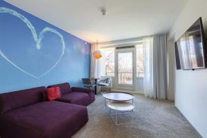 TV a/nebo společenská místnost v ubytování Amrâth Airport Hotel Rotterdam