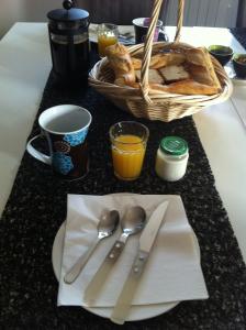 - une table avec une assiette de pain et un panier de pain grillé dans l'établissement La Vigneraie de Meusnes, à Meusnes