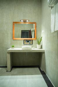 W łazience znajduje się umywalka i lustro. w obiekcie Tectona Grandis - Negombo w mieście Gampaha