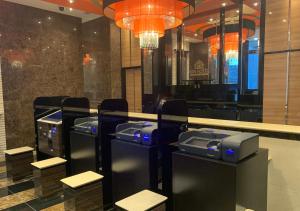 um bar com quatro caixas registadoras num átrio do hotel em APA Hotel Shinagawa Sengakuji Eki-Mae em Tóquio