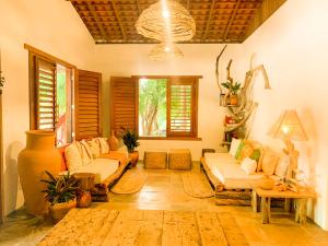 ein Wohnzimmer mit 2 Sofas und einem Tisch in der Unterkunft Casa do CAMPO Atins com super Conforto in Atins