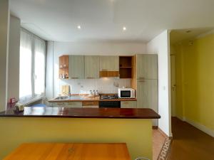 a kitchen with a counter top and a microwave at Grosso 4 Pers WiFi AC Parking in Nice