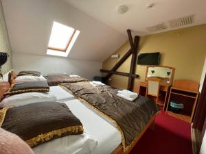 Postel nebo postele na pokoji v ubytování Hotel Minaret&Étterem + 37 fotografií