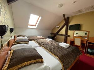 Posteľ alebo postele v izbe v ubytovaní Hotel Minaret&Étterem