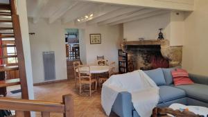 sala de estar con sofá azul y mesa en L'Oustalou - Maison-Jardin-Wifi en Villeneuve