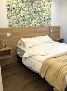 リオ・クアルトにあるApart IMEB spa & wellnessのベッドルーム(白いシーツと枕付)