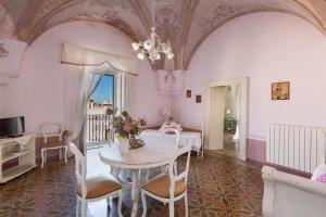 a dining room with a table and chairs at Casa Romantica by BarbarHouse in Sava