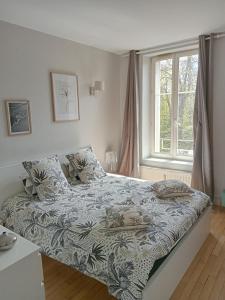 sypialnia z dużym łóżkiem w pokoju w obiekcie Nancy Ville w Nancy