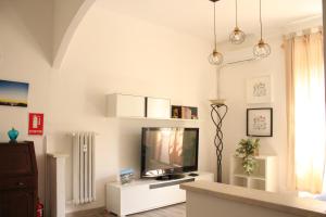 een woonkamer met een flatscreen-tv en een tv-stand bij Apartment Flaminio in Rome