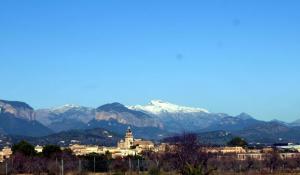 A general mountain view or a mountain view taken from A villát