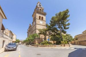 The surrounding neighborhood or a neighborhood close to A villát