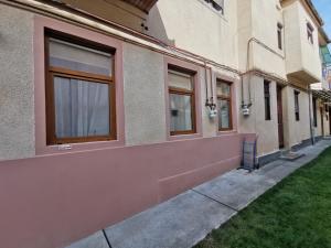 a building with windows on the side of it at APARTAMENT REGUN in Reghin