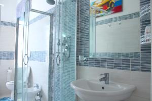 een badkamer met een wastafel en een glazen douche bij Apartment Flaminio in Rome