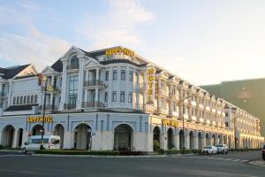 duży biały budynek z napisem w obiekcie HAPPY HOTEL Kien Giang w mieście Ấp Rạch Mẹo
