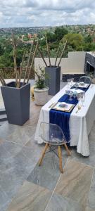 una mesa con un mantel azul y blanco en el balcón en The Throne, en Johannesburgo