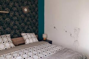 1 dormitorio con cama y pared verde en L'artistique, 4 lits, 2 chambres, spacieux, atypique, en Amiens
