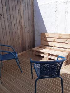 2 sillas y un banco en una terraza de madera en L'artistique, 4 lits, 2 chambres, spacieux, atypique, en Amiens