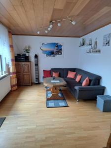 sala de estar con sofá y mesa en Ferienwohnung Wiesengrund, en Hahnstätten