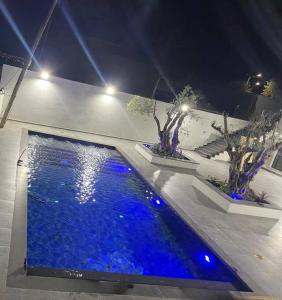 - une piscine d'eau bleue la nuit dans l'établissement DreAm_ram, à H̱azon