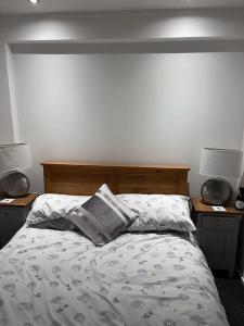 a bedroom with a bed with two nightstands and two lamps at Semi-detached chalet - Uddingston, Glasgow in Uddingston