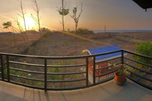 聖胡安的住宿－Sunset Hour，阳台设有围栏,享有海景。