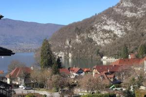 Fotografia z galérie ubytovania Maison centre village, 200m de la plage. v destinácii Talloires