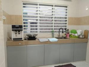 Dapur atau dapur kecil di Happy homestay sitiawan