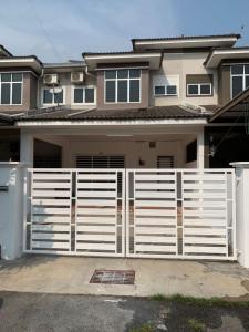 una cerca blanca frente a una casa en Happy homestay sitiawan en Sitiawan