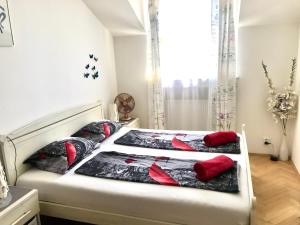 プラハにあるFantastic apartment in the city centerのベッドルーム1室(赤い枕のベッド2台付)