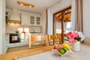uma cozinha com uma mesa com uma taça de fruta em Villa NIMA - Holiday house with private pool em Barban