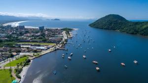uma vista aérea de um porto com barcos na água em Casa individual aconchegante - Rio da praia - Bertioga em Bertioga