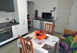 - une cuisine avec une table et des fleurs dans l'établissement Cà Maurizio garden Venezia, à Marghera