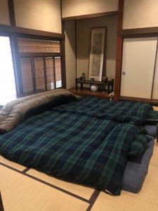 Een bed of bedden in een kamer bij sabouしが