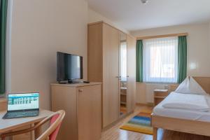 TV at/o entertainment center sa Hotel Kindler 2,0 Self-Check-In