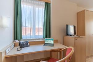 TV at/o entertainment center sa Hotel Kindler 2,0 Self-Check-In