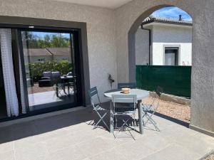 PLAGE A 6 MINUTES DE VOITURE - 46m2 JARDIN ET TERRASSE - APPT RDC 4 PERSONNESにあるバルコニーまたはテラス