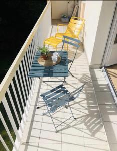 d'une terrasse avec 2 chaises et une table sur un balcon. dans l'établissement Appart boheme chic, à Annecy
