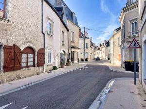 una calle vacía en un viejo pueblo con edificios en Le Relai de Boissée, en Blois