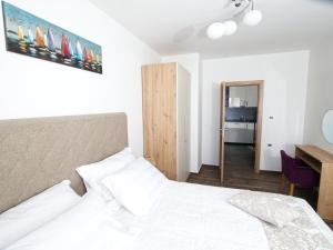 1 dormitorio con cama y escritorio en Apartments Hera, en Mošćenička Draga