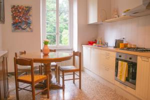 - une cuisine avec une table, une table et des chaises dans l'établissement Casa Reseghina - WelcHome, à Cannobio