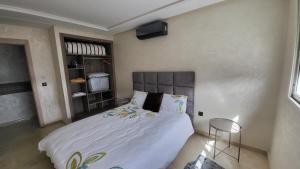 - une chambre avec un grand lit blanc et une table dans l'établissement Anfa Studio 1, à Casablanca